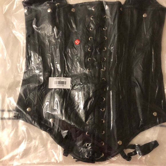 NWTO Halter faux leather corset with hardware - Picture 4 of 8